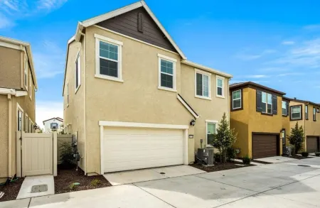 Spacious 4-bedroom 3-bath pet friendly house in West Roseville