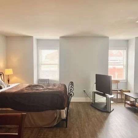 Downtown studio apartment with ROOFTOP DECK