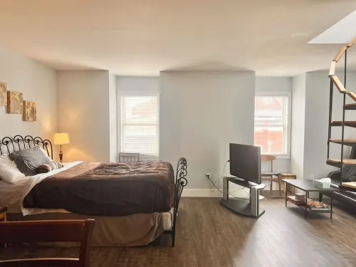 Downtown studio apartment with ROOFTOP DECK