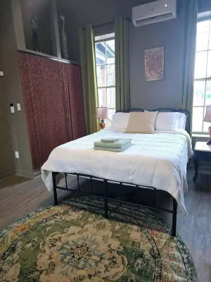 Stylish Pet-Friendly 1BR Studio with fenced in back yard, private parking, WIFI