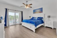Waterfront 2-bdrm townhome with WiFi, AC, walking distance to EGAD food & shops