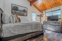 Treehouse cabin newly renovated minutes to Lake Gregory!