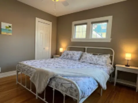 Lake Harbor Haven...a charming 3BR house with AC, WiFi across from Maranatha.