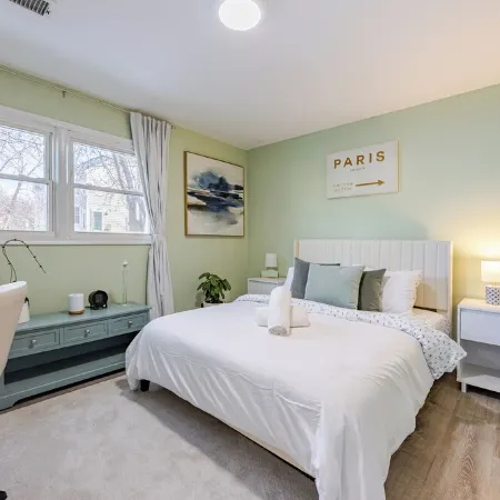 Cozy One-Bed Apartment in Heart of Herndon Отели в г. Дрейнсвилл