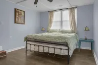 Cheerful 4 bedroom house with back porch