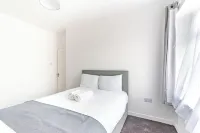 Vibrant 3-Bed Home With Netflix and Large Diner Near Retail and National Parks Hotels in Pontypridd