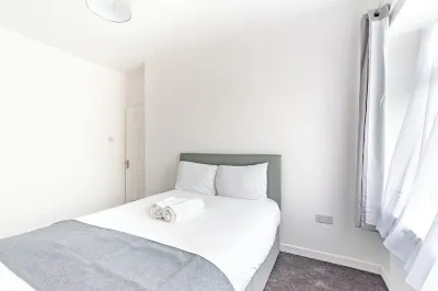 Vibrant 3-Bed Home With Netflix and Large Diner Near Retail and National Parks Hotels near Pontypridd Museum