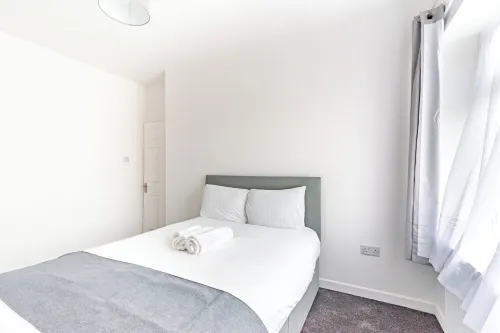 Vibrant 3-Bed Home With Netflix and Large Diner Near Retail and National Parks Hotels in Pontypridd