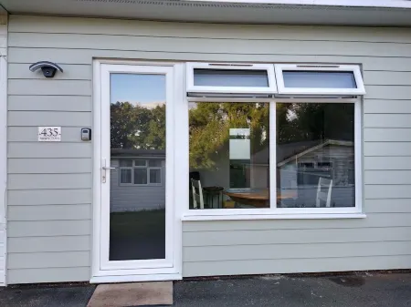 Fully refurbished chalet, sleeps 3, free parking nr Dartmouth