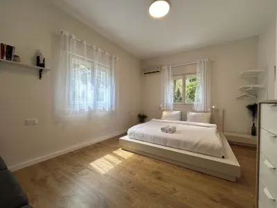 Amazing New Boutique Apartment with Balcony @ Carmel Center by Casa Carmel Hotel di 