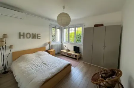 Vacation in Chaville. Paris is a stone's throw away. View of Versailles