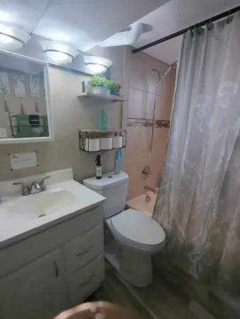 Casa Lenus - Convenient, Comfortable & Clean! Spacious bright lower Apt,