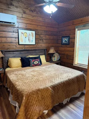 Blackberry Bungalow,,Cozy cabin in charming Longview with WiFi, AC , a