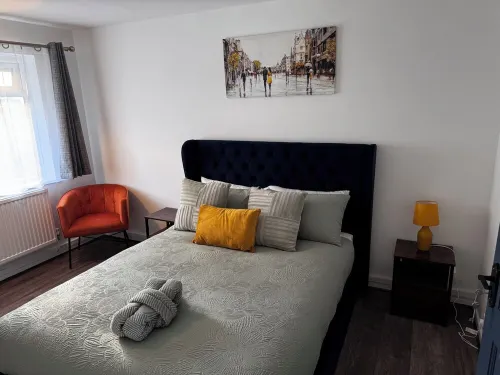Cozy apartment, 10 min from B'ham Airport/NEC/HS2 sleeps up to 6, King bed, Wifi Các khách sạn ở Kingshurst