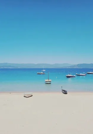 Panoramic sea and mountain views, sleeps 2 to 10 Отели в г. Соллакаро