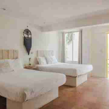 Twin Room on 5th, one block to the beach Rooms