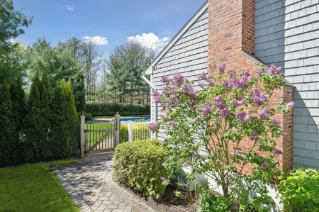 Hamptons Oasis with Pool, Spa, Outdoor Shower, FirePit. Walking distance 2 Beach