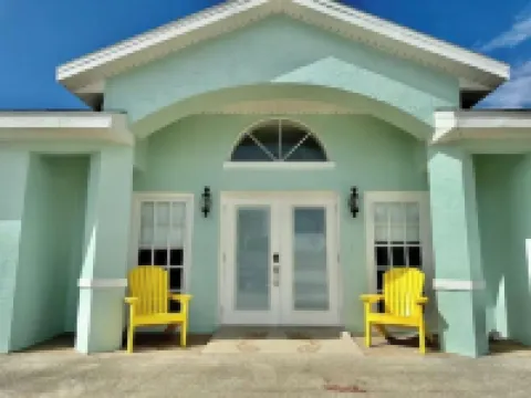 Modern Beach Cottage - Just Steps to the Ocean and down Town Cocoa Beach