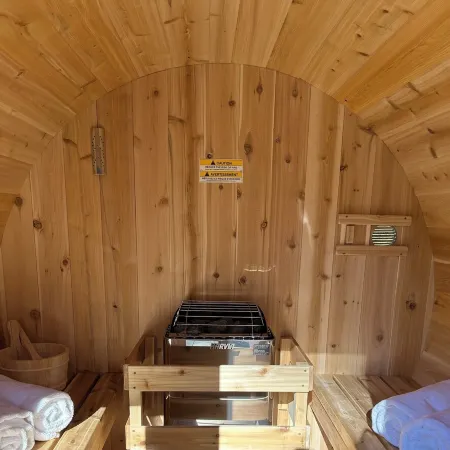 Hot tub, sauna, auto generator, in town of Bracebridge, dock-water toys, pets OK