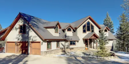 Sleeps 22 Hot Tub  3 Car Garage Sauna Gym