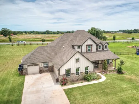 Charming 5-bedroom farmhouse with WiFi, AC Homely getaway Farm house! Отели в г. Logan County