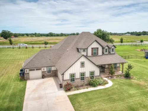 Charming 5-bedroom farmhouse with WiFi, AC Homely getaway Farm house!