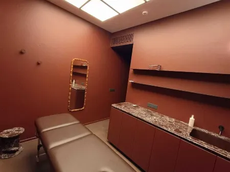 Wellesley Hotel Отели рядом с достопримечательностью «Jangali Maharaj Temple»