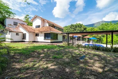 Casa Matiz  Vistas increíbles cerca de Anapoima Hotels in 