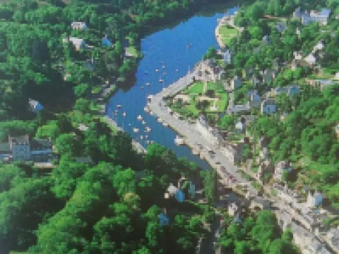 Lovely House with Private Parking/Covered Terrace Close to Beaches and Amenities. Hotels in Douarnenez