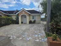 Charming 1-bedroom house in Falmouth with WiFi, AC and 24/7 security. Hotels in 