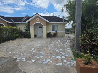 Charming 1-bedroom house in Falmouth with WiFi, AC and 24/7 security. Hotels in 