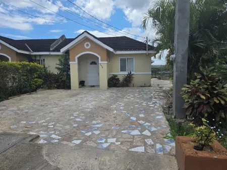 Charming 1-bedroom house in Falmouth with WiFi, AC and 24/7 security.