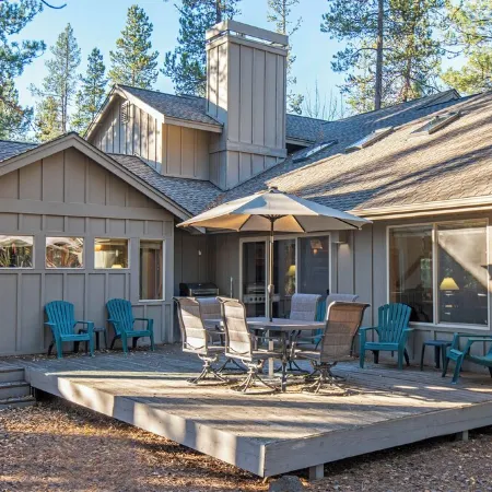 Spacious Sunriver retreat w/hot tub + bikes.  Family + Pet Friendly!