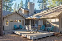 Spacious Sunriver retreat w/hot tub + bikes.  Family + Pet Friendly!