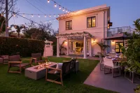 Charming Outdoor Oasis with Hot Tub - Luxurious Coastal Retreat