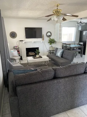 Cheerful Home Carson near LA attractions SoFi, LAX, Long Beach Port Отели рядом с достопримечательностью «K1 Speed - Indoor Go Karts, Corporate Event Venue, Team Building Activities»