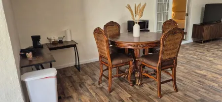 Cozy private suite in pleasant Rio Rancho with AC, WiFi, TV