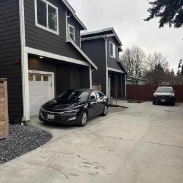 Charming 2-bedroom, 2-1/2 bath,New house with AC, in Seattle. Airport 4.2 miles.
