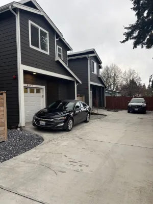 Charming 2-bedroom, 2-1/2 bath,New house with AC, in Seattle. Airport 4.2 miles.