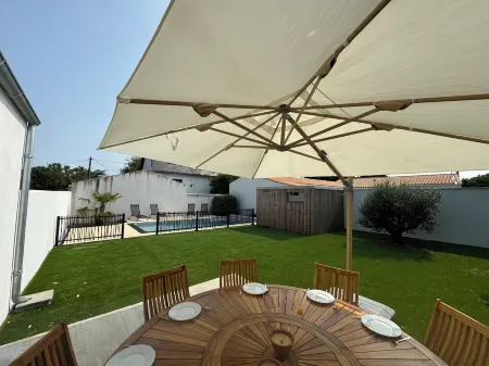 4-bedroom house with pool and air conditioning