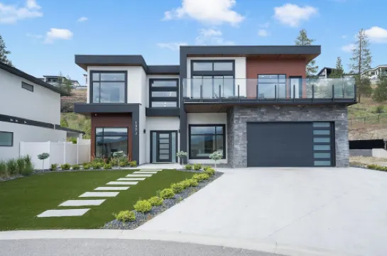 Lake views, Pool & Retreat Backyard patio + BBQ!