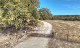 Ohana Ranch Cabin - 12 Minutes to Historic Main St
