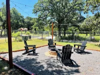 Hot Tub + Views! Chic 3Br/2BA Tosan’s Cottage