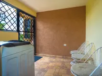 Spacious 2-bedroom apartment in Mandeville with hot tub ,WiFi and private garage Hotels in Mandeville
