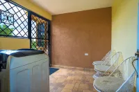 Spacious 2-bedroom apartment in Mandeville with hot tub ,WiFi and private garage Hotels in Mandeville