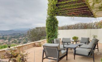 2 Mi to Promenade at Westlake: Mtn-view Haven!