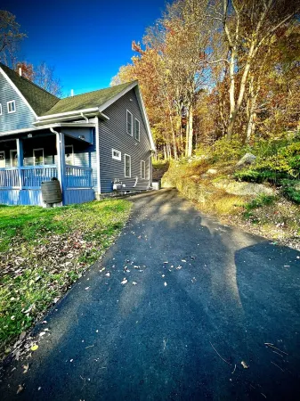 Beautiful Renovated Townhome w/parking