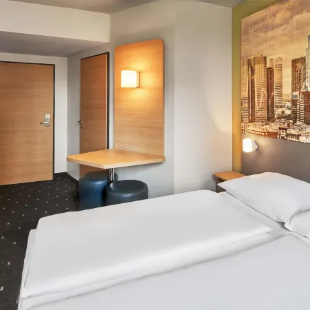 B&B HOTEL Frankfurt-West Отели рядом с достопримечательностью «Арена «Фрапорт»»