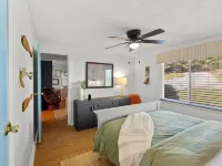 Peachy Pines - Serene Lakefront Cottage w/ Dock Hotels in Hancock County