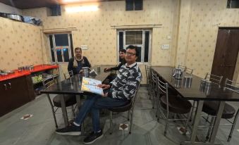 Hotel Aapno Shyam And Restaurant